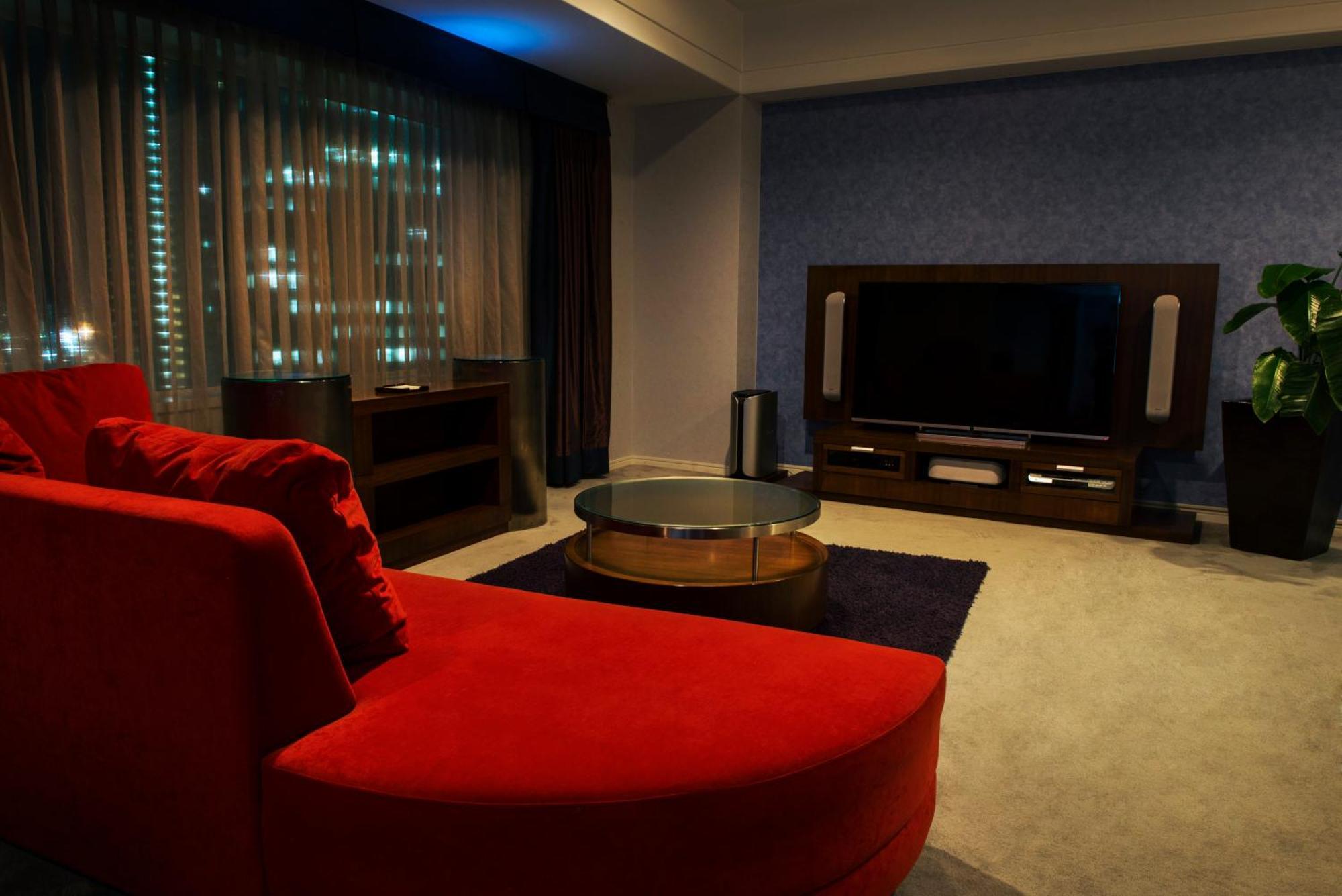 Urayasu Brighton Hotel Tokyo Bay Extérieur photo A living room with a television