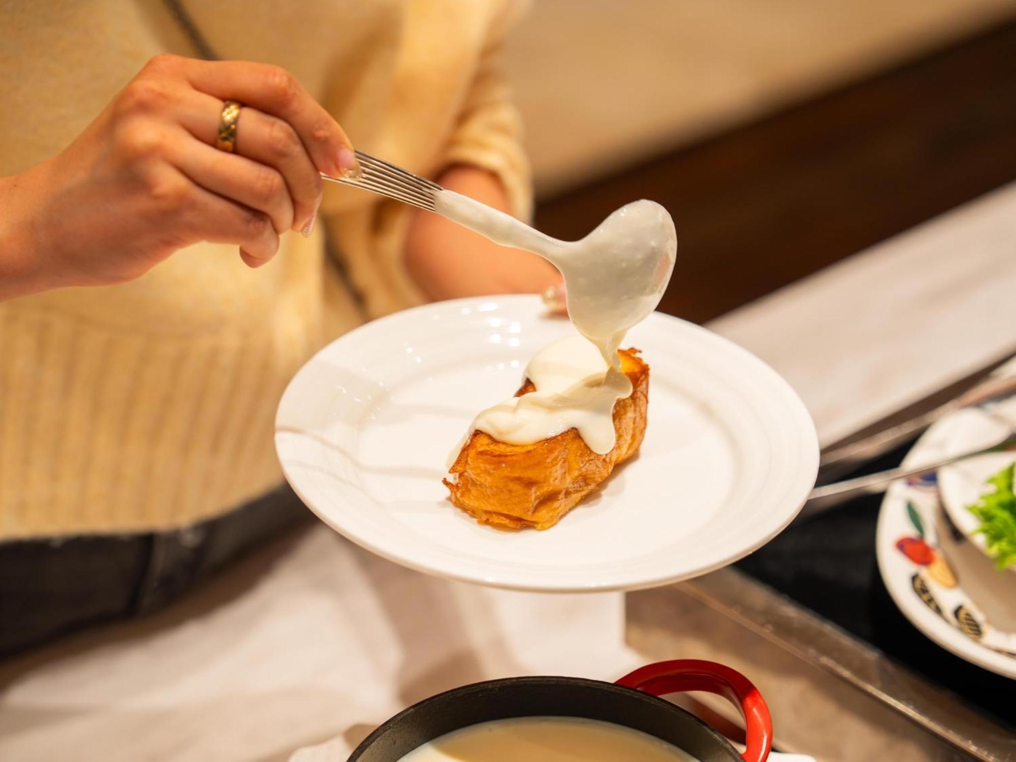 Urayasu Brighton Hotel Tokyo Bay Extérieur photo A woman using a spoon to spread mayonnaise on a piece of bread