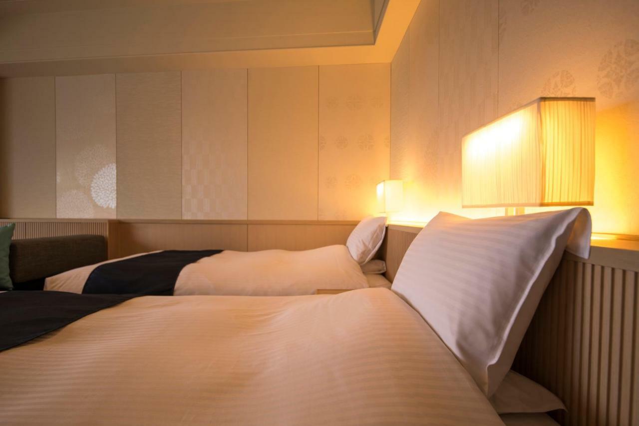 Urayasu Brighton Hotel Tokyo Bay Extérieur photo A bed with two pillows